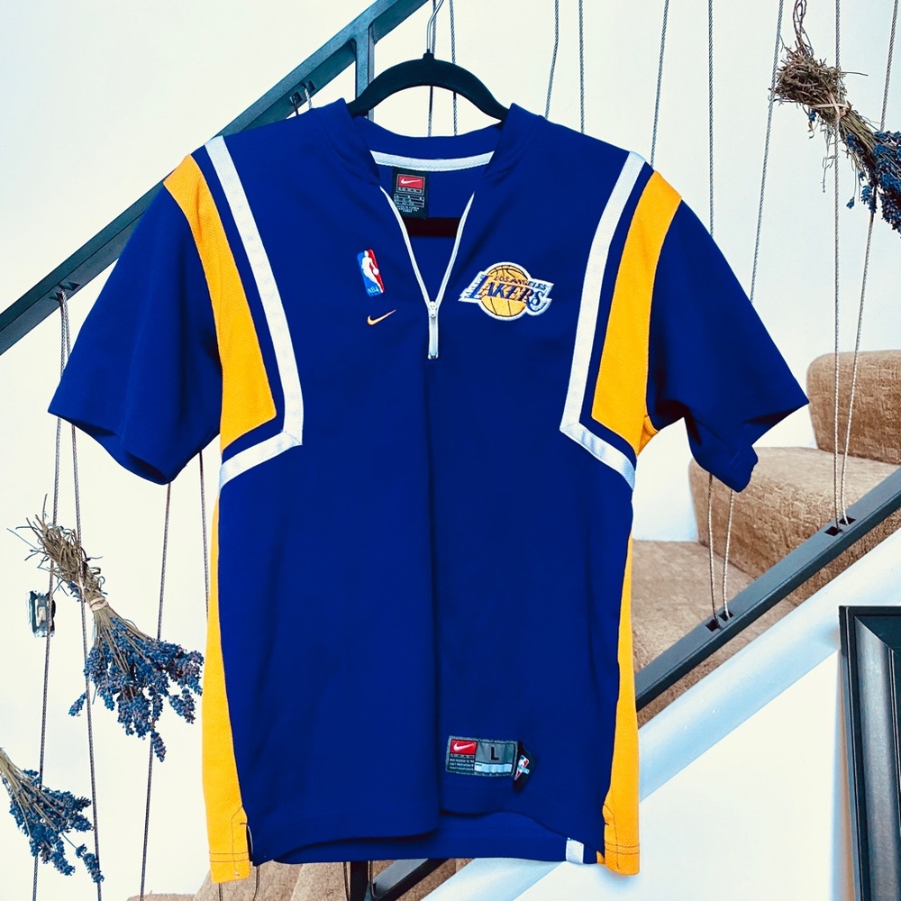 Cute vintage Lakers top Nike